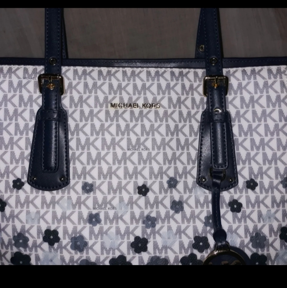 SOLD Michael Kors Signature Voyager tote - Picture 6 of 7